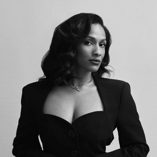 ছিমছাম অনুষ্ঠান হলেও এই গুরুত্বপূর্ণ দিনে নিজেদের সাজপোশাকের দিকে বেশ খেয়াল রেখেছেন মাসাবারা। নবদম্পতির পরনে উঠেছে মাসাবারই ডিজাইন করা পোশাক।