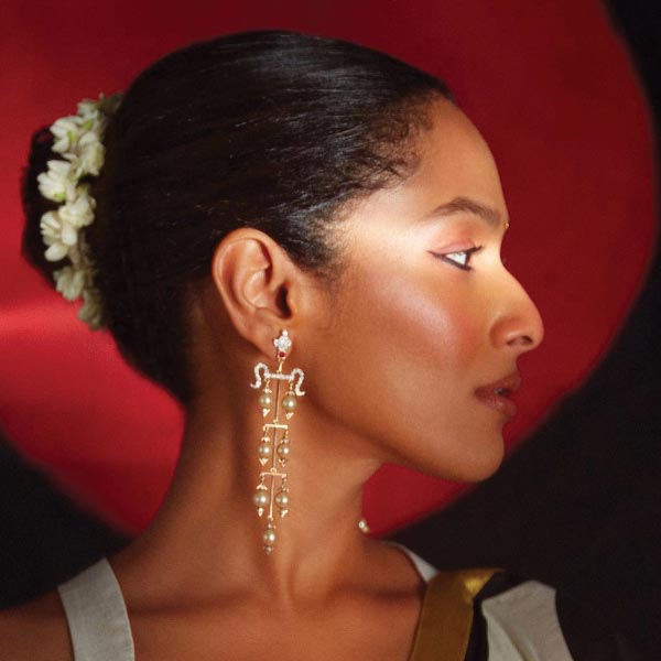 ইনস্টাগ্রামের ছবিতে দেখা গিয়েছে, মাসাবার পরনে ছিল গোলাপির আভার লেহঙ্গা। সঙ্গে মায়ের দেওয়া গয়নায় নিজেকে মানানসই ভাবে সাজিয়েছেন তিনি। নতুন কনের সাজের সঙ্গে রং মিলিয়ে গোলাপিতে সেজেছিলেন সত্যদীপও। তাঁর গায়ে উঠেছে বরফি ছাপের গোলাপি গলাবন্ধ কুর্তা এবং পাজামা। 