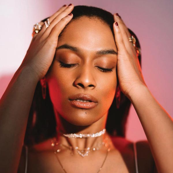 ইনস্টাগ্রামে বিয়ের ছবি পোস্ট করেছেন মাসাবা। সেই পোস্টে নিজেদের জন্য ‘প্রেম, শান্তি, স্থায়িত্ব এবং সবচেয়ে গুরুত্বপূর্ণ সদানন্দের প্রার্থনা’ও করেছেন। ক্যাপশন বাছাইয়ের দায়িত্ব দেওয়ার জন্য সত্যদীপকে ধন্যবাদও দিয়েছেন তিনি।