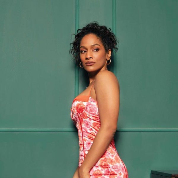 মাসাবার বিয়ের পর আর একটি প্রশ্নও উঠছে, নবদম্পতির মধ্যে আলাপ-পরিচয় কবে জমে উঠল? আসলে নেটফ্লিক্সের সিরিজ় ‘মাসাবা মাসাবা’র শুটিংয়ের সময় দু’জনের আলাপ। এর পর থেকে হামেশাই পরস্পরের ইনস্টাগ্রামে টুকরো মন্তব্য করতেন তাঁরা। তা থেকেই নাকি ঘনিষ্ঠতা বাড়ে।