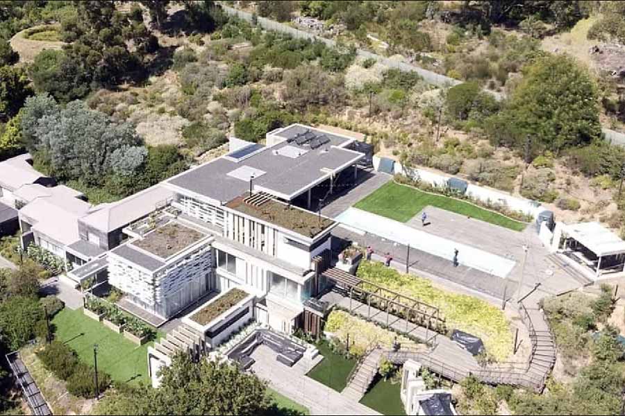 কেপ টাউনের অদূরে লভ আইল্যান্ড ভিলার  অন্দরের মতো সেখান থেকে বাইরে তাকালেও চোখ জুড়িয়ে যায়। যে দিকে নজর যায়, সার সার আঙুরের ক্ষেত। স্থানীয় নির্মাতারা সেখান থেকেই ওয়াইন তৈরির রসদ পান। তবে অন্দর বা বাইরের দৃশ্য যতই মনোরম হোক না কেন, ভিলার আশপাশ সাক্ষী থেকেছে হাড়হিম করা বহু খুনের।