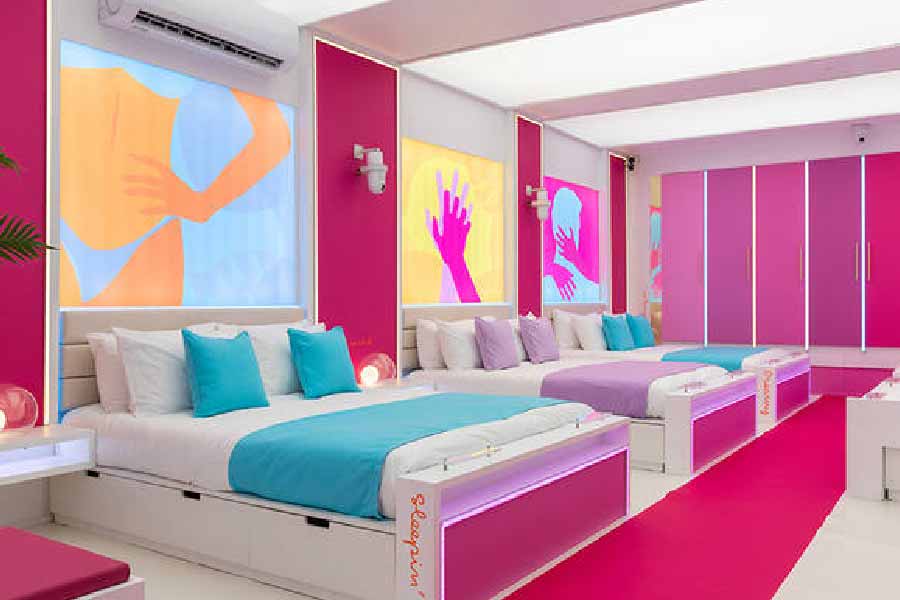 লভ আইল্যান্ড ভিলায় রয়েছে ১৭টি বেডরুম, ট্রিহাউস, অলিম্পিকের সাঁতারুদের মতো যাবতীয় সুযোগ-সুবিধা যুক্ত সুইমিং পুল, রানিং ট্র্যাক-সহ আমোদপ্রমোদের নানা উপকরণ। আকাশের গায়ে ভেসে বেড়ানোর বন্দোবস্তও রয়েছে এতে। বিদ্যুতের তারের মতো কয়েকটি তারে হুকের সঙ্গে নিজেকে বেঁধে ঝুলে পড়তেও পারেন এই রিয়্যালিটি শোয়ের প্রতিযোগীরা।