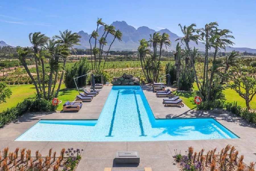 ব্রিটিশ টিভিতে ৯টি মরসুম কাটিয়ে ফেলেছে ‘লভ আইল্যান্ড’। চলতি মাসের ১৬ তারিখ থেকে শোয়ের নতুন মরসুম শুরু হয়েছে। সংবাদমাধ্যমের দাবি, নতুন মরসুমের জন্য ভিলাটি সাজাতে ইতিমধ্যেই ১২ লক্ষ পাউন্ড (ভারতীয় মুদ্রায় ১২ কোটি টাকার বেশি) খরচ করে ফেলেছেন প্রযোজকেরা।