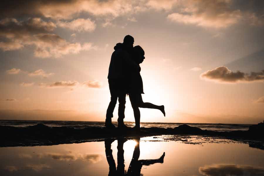 ‘লভ আইল্যান্ড’-এর প্রতিযোগীরা ভিলায় নিজেদের খেলাও শুরু করে দিয়েছেন। নানা পর্বের বাধা পেরিয়ে শেষমেশ তাঁদের জীবনসঙ্গী খুঁজে নিতে হবে। বিজেতারা পাবেন ৫০ লক্ষ টাকারও বেশি পুরস্কার।