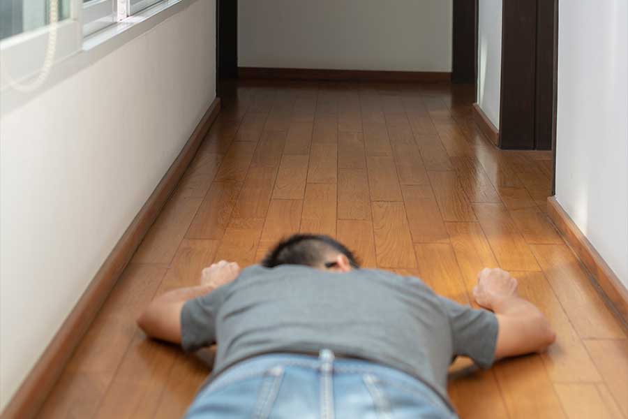 ফ্র্যান্‌চেক এলাকায় ওই বাড়িতে হফম্যান ঢোকার পর ওই বাড়িতেই নাকি ঢুকে পড়েন স্থানীয়েরা। অভিযোগ, তাঁদের সঙ্গে ঝামেলা হয়েছিল হফম্যানের। সে সময়কার মতো স্থানীয়েরা চলে যান। এর পর হফম্যানের দেহ পাওয়া যায়। কে বা কারা খুন করল তাঁকে?