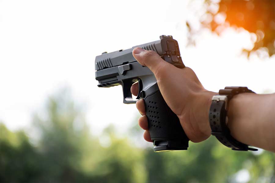 ফ্র্যান্‌চেক পাস এলাকায় ২৩ বছর আগেকার একটি খুনের রহস্য অবশ্য ভেদ করতে পেরেছিলেন তদন্তকারীরা। ২০০০ সালে ২৫ বছরের ডোরিয়ান ফান রেনসবার্গ এবং তাঁর ২১ বছরের বান্ধবী মারিয়া এলিজ়াবেথ দু তোয়েতকে গুলি করে খুন করা হয়েছিল।