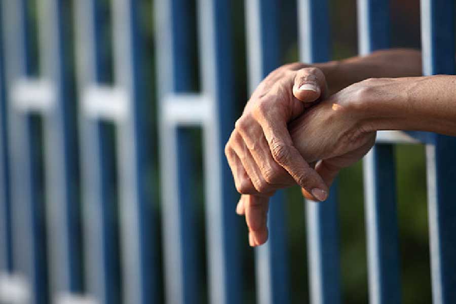 এই মামলায় দোষী সাব্যস্ত হন মর্নে ল্যাকে নামে ২৩ বছরের এক যুবক, তাঁর সঙ্গী ডাওইড উইলিয়ামাস, হাইনরিকো পিটারসেন এবং ইয়েহান আব্রাহামস। খুন, খুনের চেষ্টা এবং সশস্ত্র ডাকাতির জন্য প্রত্যেককেই ৩০ বছরের কারাবাসের সাজা দেয় আদালত।