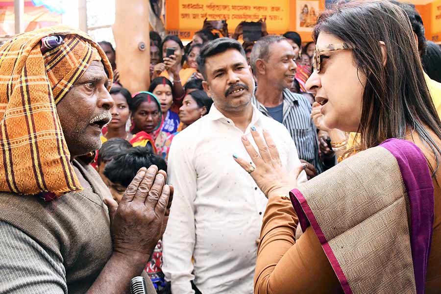 রাস্তা নিয়ে বীরভূমের সাংসদ শতাব্দী রায়কে নালিশ বিনোদপুরের বাসিন্দাদের। শুক্রবার। ছবি: দয়াল সেনগুপ্ত