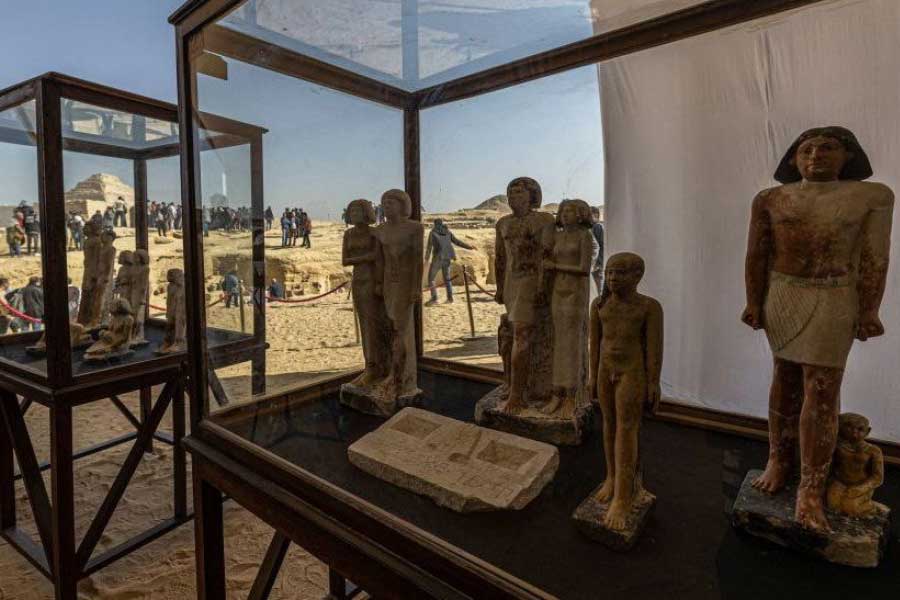 মিশরের পিরামিড দেখতে দূরদূরান্ত থেকে ছুটে আসেন পর্যটকরা। মিশর মানেই বিস্ময়, জনশ্রুতি, হাজারো ঐতিহাসিক কাহিনি আর কিংবদন্তি। রহস্যে ঘেরা এই দেশে এ বার আবিষ্কৃত হল আর এক মমি।