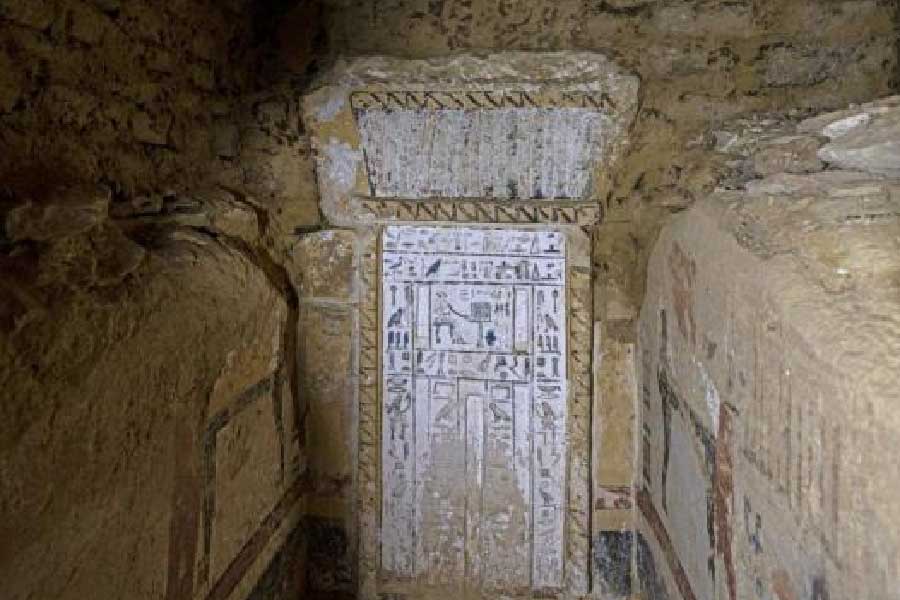 পরীক্ষা করে দেখা গিয়েছে, মমিটির বয়স প্রায় ৪,৩০০ বছর। কিছু দিন আগে এক দল প্রত্নতত্ত্ববিদ পাথরের সমাধিক্ষেত্র খুঁড়ে মমিটি আবিষ্কার করেন। মমিটি সোনা দিয়ে তৈরি পাতা আকারের একটি বাক্সে ঢাকা ছিল।