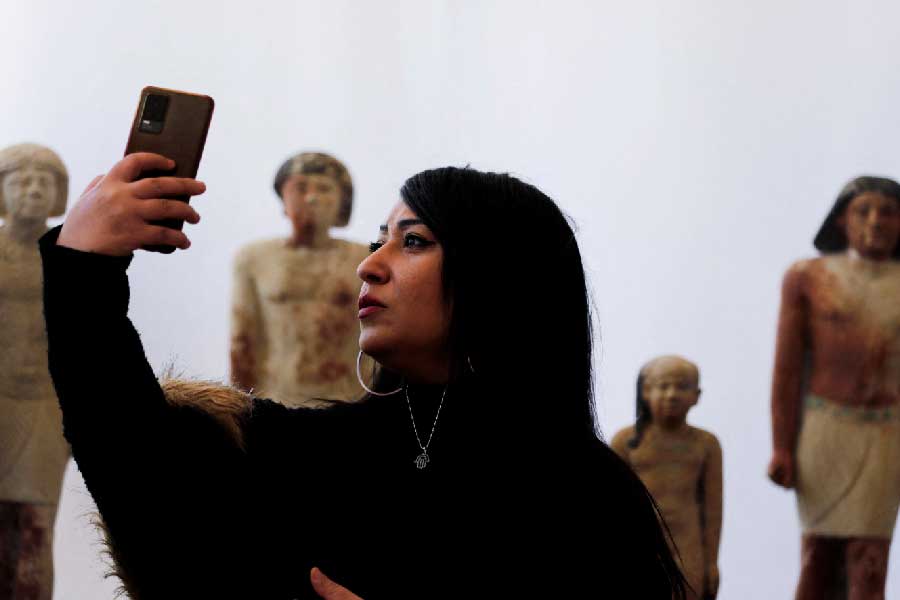 এই সাক্কারা শহরটিও কম রহস্যময় নয়। মিশরের স্ফিংস যেখানে রয়েছে, তার থেকে বেশ দূরেই অবস্থান এই জনপদের। কিন্তু এই শহরেই রয়েছে প্রায় ৩০০০ বছরের পুরনো একটি সমাধিক্ষেত্র।