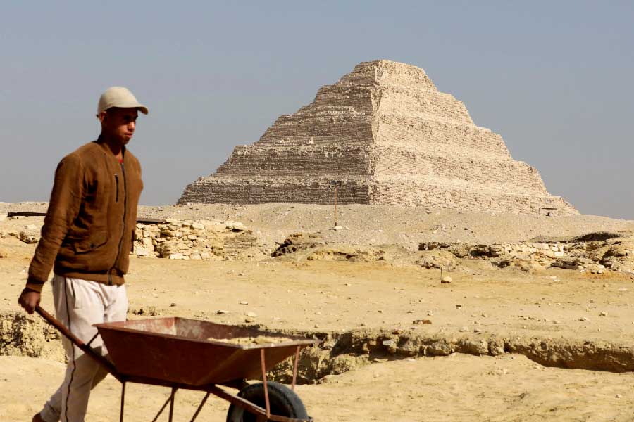 ইউনেস্কোর হেরিটেজ তালিকায় ঠাঁই হয়েছে সাক্কারার। এই শহরের অনতিদূরেই রয়েছে প্রাচীন মেমফিস শহর, যেখানে পাওয়া গিয়েছে বিখ্যাত স্টেপ পিরামিড এবং বারোটি ছোট ও মাঝারি পিরামিড।