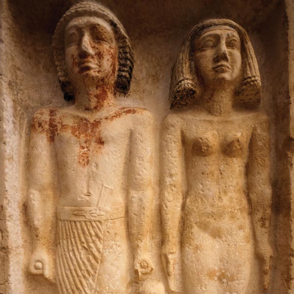 তবে ওই তিনটি মমির মধ্যে সবচেয়ে বড় মমিটি যাঁর, তাঁর নাম খুনুমদেফেফ। প্রাচীন মিশরীয় সভ্যতায় এই ব্যক্তি কোনও সম্ভ্রান্ত পুরোহিত এবং অভিজাত ব্যক্তিদের মধ্যে নেতা গোছের কেউ ছিলেন বলে বিশেষজ্ঞদের অনুমান।