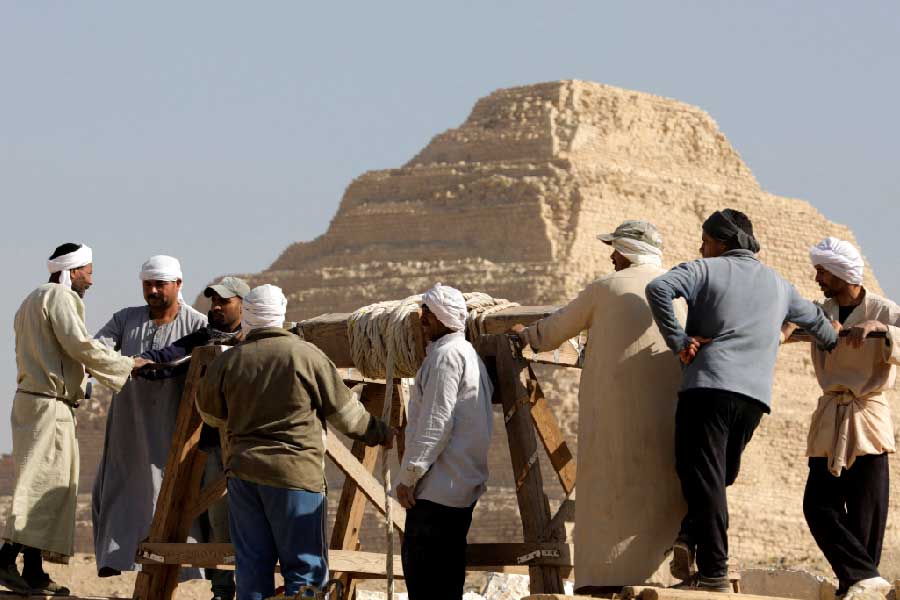 আর একটি শবাধারের ভিতর রয়েছে ফেতেক নামের এক ব্যক্তির দেহাবশেষ। তাঁর সম্পর্কে খুব বিশেষ কিছু জানা যায়নি। প্রতিটি মমির সঙ্গে সোনাদানা ছাড়াও পাওয়া গিয়েছে মাটির তৈরি নানা আকারের পাত্র।