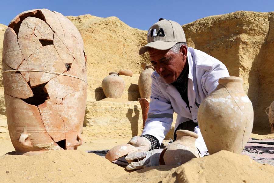 মিশরের পুরাতত্ত্ব মন্ত্রকের প্রাক্তন মন্ত্রী তথা প্রখ্যাত প্রত্নতত্ত্ববিদ জাহি হাওয়াসের মতে এই সমাধিগুলি খ্রিস্টপূর্ব ২৪০০ থেকে ২১০০ অব্দের।