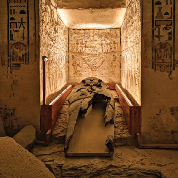 যদিও প্রত্নতত্ত্ববিদদের একাংশের অভিযোগ, শুধু চমকদারির জন্যই এ সব করা হচ্ছে। প্রত্নক্ষেত্রগুলিতে খননকার্য চালানোর জন্য যে বিশেষ পড়াশোনা বা গবেষণা করতে হয়, সে ব্যাপারে নাকি যথাযথ উদ্যোগ নিচ্ছে না সরকার।