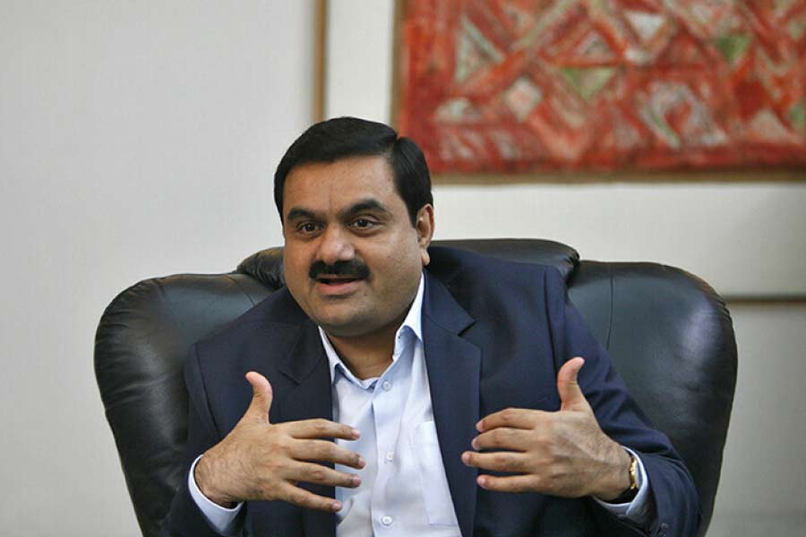 বিদেশি সংস্থার রিপোর্ট প্রকাশ্যে আসার পর বিত্তবানদের তালিকায় ধাক্কা খেয়েছেন দেশের অন্যতম নামী শিল্পপতি গৌতম আদানি। বিশ্বের ধনী ব্যক্তিদের তালিকায় ৪ ধাপ নেমে সপ্তম স্থানে চলে এসেছেন আদানি। কিন্তু, হঠাৎ কেন এই পতন? আমেরিকার ওই সংস্থার রিপোর্টে ঠিক কী অভিযোগ করা হয়েছে?