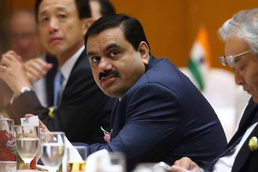 ‘হিন্ডেনবার্গ রিসার্চে’র রিপোর্টে দাবি করা হয়েছে, গত এক দশক ধরে নিজেদের সংস্থাগুলির শেয়ারের দাম কৃত্রিম ভাবে বাড়িয়েছে আদানি গোষ্ঠী। গত ৩ বছরে কারচুপির মাধ্যমে গৌতম আদানির ১২ হাজার কোটি ডলারের নিট সম্পদের ১০ হাজার কোটি এসেছে।