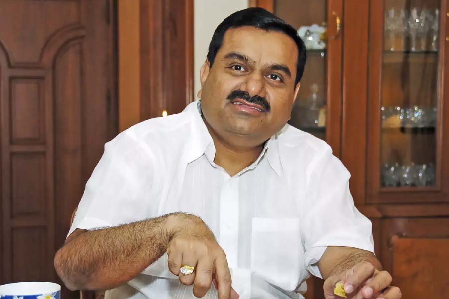 কৃত্রিম ভাবে শেয়ারের দর কয়েক গুণ বাড়িয়ে আদানিরা বিশাল সম্পদ তৈরি করেছেন। গত ৩ বছরে আদানির শেয়ার সম্পদের পরিমাণ বেড়েছে ৮০০ শতাংশের বেশি।