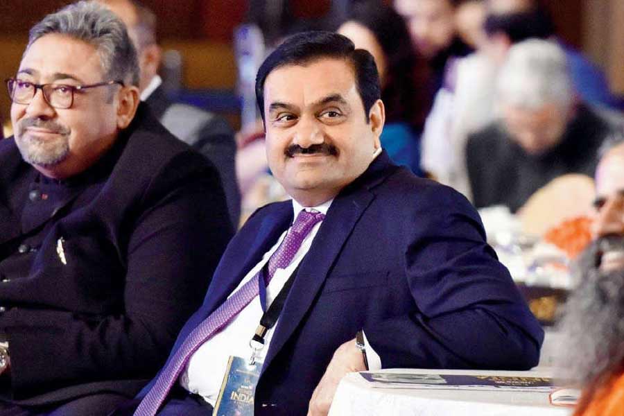 আমেরিকার সংস্থার রিপোর্টের জেরে শুক্রবার আদানি এন্টারপ্রাইজের শেয়ার বিক্রির প্রক্রিয়া মুখ থুবড়ে পড়েছে। ৪.৫৫ কোটি শেয়ার বেচতে নেমেছিল তারা। কিন্তু বিক্রি করেছে মাত্র ৪.৭ লক্ষ।