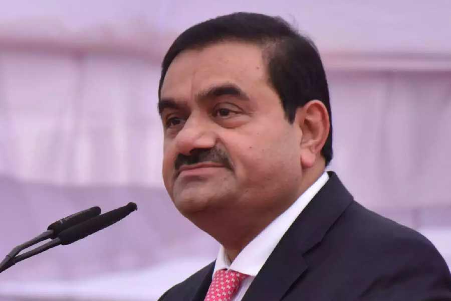 সংবাদ সংস্থা রয়টার্স সূত্রে খবর, হিন্ডেনবার্গ রিপোর্ট প্রকাশ্যে আসার আগেই গৌতম আদানির মোট সম্পত্তির পরিমাণ ১২ হাজার ১০০ কোটি ডলার থেকে কমে দাঁড়িয়েছে ৯৬৬০ কোটি ডলার। এই রিপোর্ট প্রকাশ্যে আসার পর আরও ধাক্কা খেলেন আদানি।