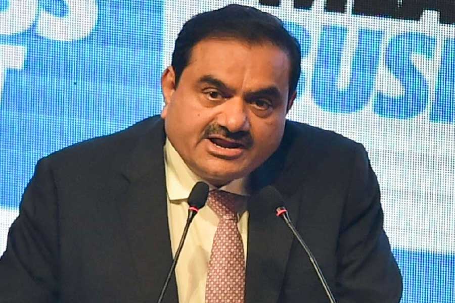 আদানিদের সংস্থায় এলআইসি (লাইফ ইনসিওরেন্স কর্পোরেশন)-এর বিপুল লগ্নি রয়েছে। এ ছাড়াও স্টেট ব্যাঙ্ক-সহ বিভিন্ন রাষ্ট্রায়ত্ত ব্যাঙ্কে ওই গোষ্ঠীর ঋণ রয়েছে। ফলে এই রিপোর্টের জেরে আদানিদের শেয়ার দরের পতন যে ভাবে ঘটছে তাতে বিপদে পড়তে পারেন সাধারণ মানুষ।