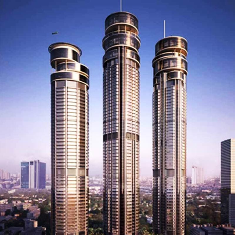 মুম্বইয়ের ওরলিতে ওমকার ১৯৭৩ নামের একটি তিন টাওয়ার কমপ্লেক্সে থাকেন বিরাট এবং অনুষ্কা। সি টাওয়ারের ৩৫ নম্বর তলায় থাকেন তাঁরা। 