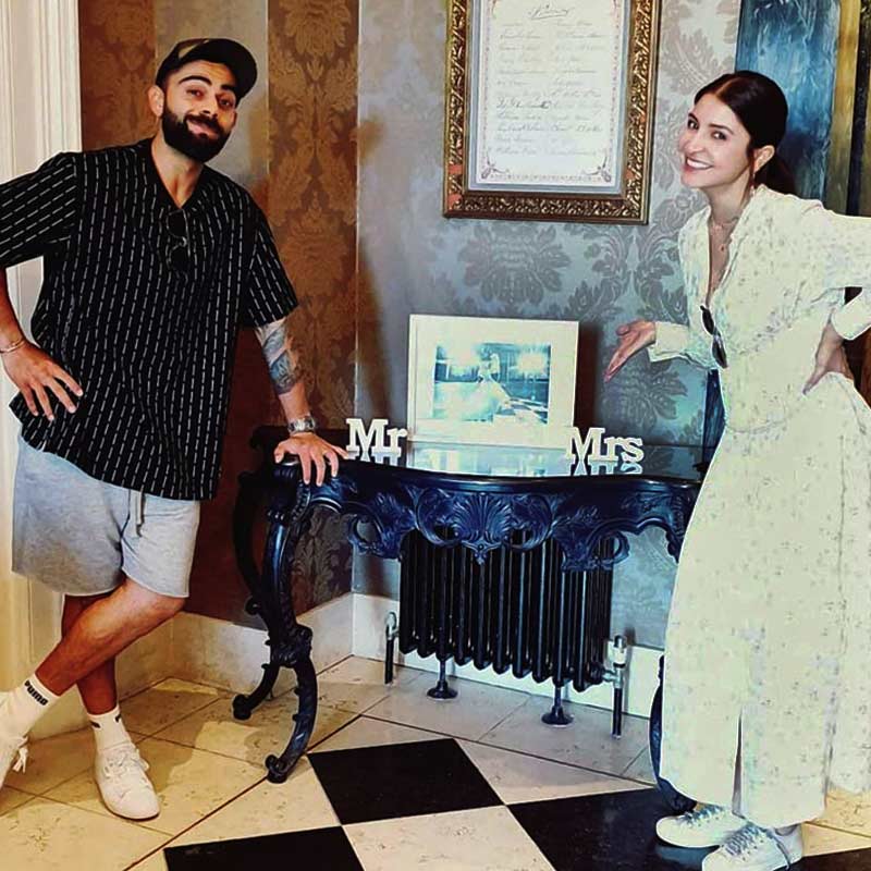 মুম্বইয়ের এই ফ্ল্যাটটি থেকে সমুদ্রের মনোরম দৃশ্য দেখা যায়। বিরাট এবং অনুষ্কা দু’জনেই ইনস্টাগ্রামে মাঝেমধ্যে এই ফ্ল্যাটের ছবি পোস্ট করেন।