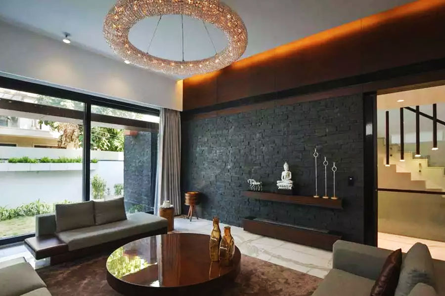 গুরুগ্রামে একটি বহুমূল্য বাংলো কিনেছেন বিরাট এবং অনুষ্কা। পরিবার-সহ সকলে এই বাংলোতেই বেশির ভাগ সময় কাটান।