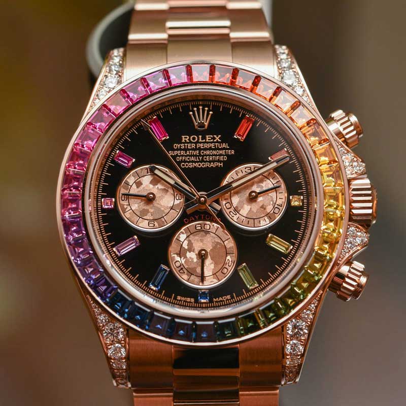 নামী ব্র্যান্ডের ঘড়ি সংগ্রহে রাখতে ভালবাসেন বিরাট। ক্রিকেটারের কাছে বহুমূল্য ঘড়ির সংখ্যা প্রচুর হলেও তার মধ্যে উল্লেখযোগ্য হল রোলেক্সের একটি ঘড়ি।