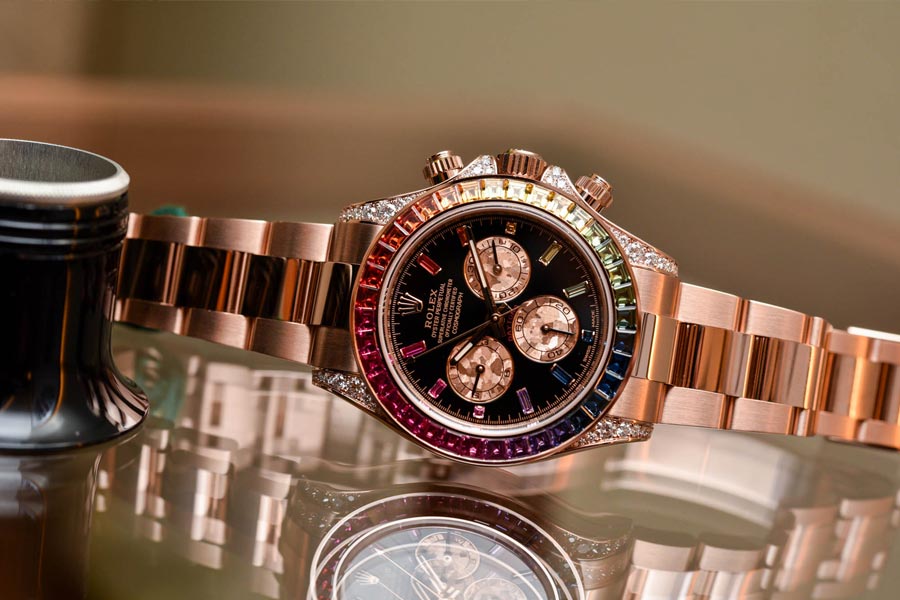 রোলেক্স কসমোগ্রাফ ডেটোনা রেনবো ইভরোজ গোল্ড ওয়াচটির বাজারমূল্য ৬৯ লক্ষ টাকা। এই ঘড়ির কেসে ৫৬ ধরনের আলাদা কাটিংয়ের হিরে বসানো রয়েছে।