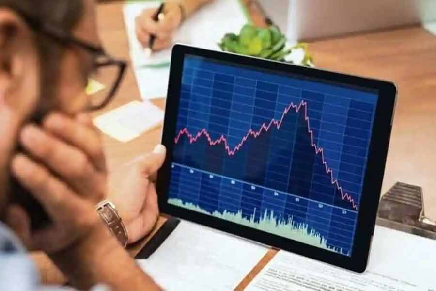 আন্তর্জাতিক বাণিজ্য নিয়ে পড়াশোনা শেষের পর ‘ফ্যাক্টসেট রিসার্চ সিস্টেমস আইএনসি’ নামে এক সংস্থায় কর্মজীবন শুরু করেন অ্যান্ডারসন। তবে আর্থিক সংস্থায় পা রাখার আগে ইজ়রায়েলে অ্যাম্বুল্যান্স চালক হিসাবেও কাজ করেছেন অ্যান্ডারসন।