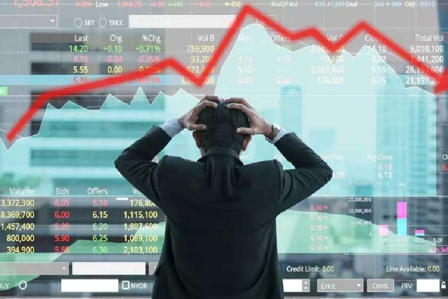 বিনিয়োগকারীদের সঙ্গে প্রতারণার অভিযোগে নিকোলার প্রতিষ্ঠাতা ট্রেভর মিল্টনকে দোষী সাব্যস্ত করেছিল আমেরিকার একটি আদালত। হিন্ডেনবার্গ জানিয়েছিল, নিকোলার প্রাক্তন কর্মীদের কাছ থেকে এই প্রতারণার ব্যাপারে তথ্য পেয়েছিল তারা। আদানি শিল্পগোষ্ঠীর বিরুদ্ধে অভিযোগের ক্ষেত্রেও একই দাবি করেছে হিন্ডেনবার্গ। 