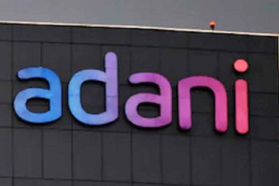 হিন্ডেনবার্গের তরফে দাবি করা হয়েছে, কারচুপি করে নিজেদের সংস্থাগুলির শেয়ার দর বাড়িয়েছে আদানি গোষ্ঠী। এ নিয়ে দু’বছর ধরে তদন্ত চালিয়ে তারা এই তথ্য জানতে পেরেছে বলে দাবি করা হয়েছে ওই রিপোর্টে।