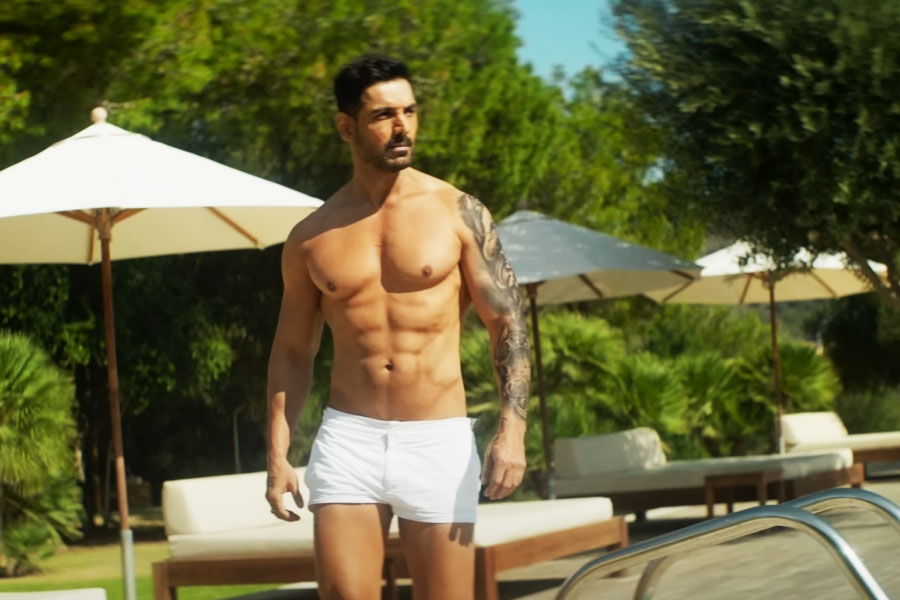 ‘পাঠান’ ছবিতে খলনায়কের চরিত্রে অভিনয় করেছেন জন আব্রাহাম। এই ছবিতে অভিনয় করে তিনিও নজির গড়ে ফেলেছেন। এটি জনের প্রথম ছবি যা মুক্তির প্রথম এবং দ্বিতীয় দিনে সর্বোচ্চ অঙ্ক ছুঁয়েছে।