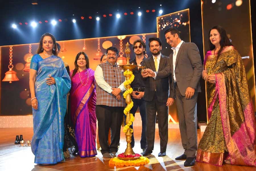 চলচ্চিত্র উৎসবের উদ্বোধনী অনুষ্ঠানে হাজির ছিলেন অক্ষয় কুমার, হেমা মালিনী-সহ অন্যান্যরা।