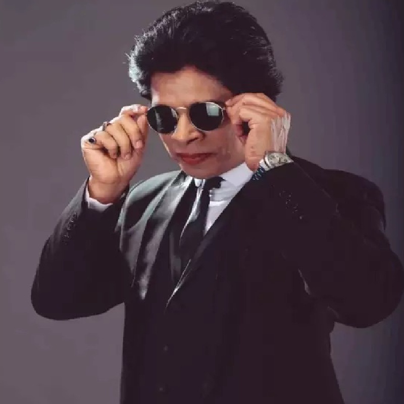 কিং খানের বডি ডাবলের নাম প্রশান্ত ওয়ালদে। দীর্ঘ দিন ধরেই তিনি এই ভূমিকায় কাজ করে আসছেন। ‘পাঠান’-এর শুটিংয়ে তাঁর উপরে ছিল অধিকাংশ অ্যাকশন দৃশ্যের ভার। নিখুঁত দক্ষতায় স্টান্টগুলি ক্যামেরার সামনে করে দেখিয়েছেন প্রশান্ত। 