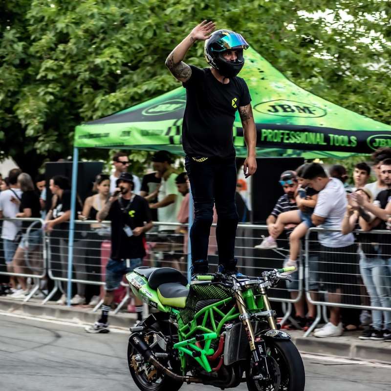 ‘পাঠান’-এ স্টান্টম্যানের ভূমিকায় ছিলেন পল ফেরের। তিনি এর আগে কাজ করেছেন ‘গড্‌স ক্রুকড লাইন্‌স’, ‘এক্সট্রিম’ প্রভৃতি ছবিতে।