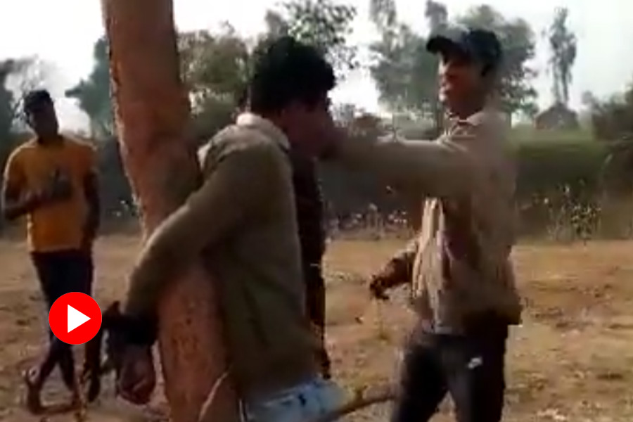 picture of beating Journalist in Madhya Pradesh 