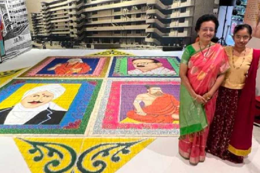 Four poets in Rangoli, the materials are just ice cream sticks, many are impressed by the handwork of the mother and daughter 