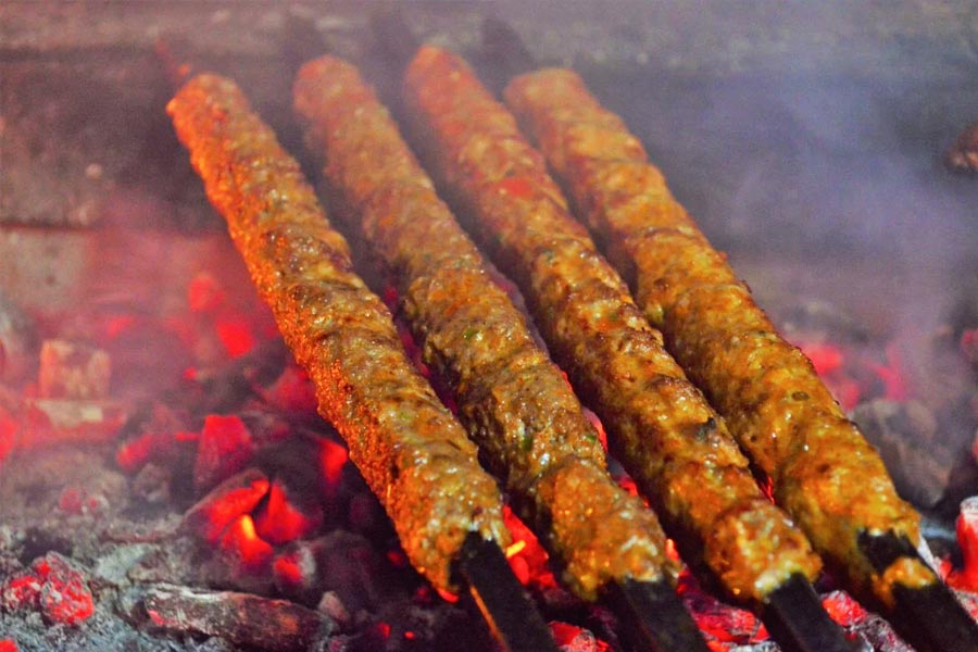 কবাবের এই দুর্দান্ত পদটি বাড়িতেই ঝটপট বানিয়ে ফেলে আপনার প্রিয় জনের সামনে পরিবেশন করুন।