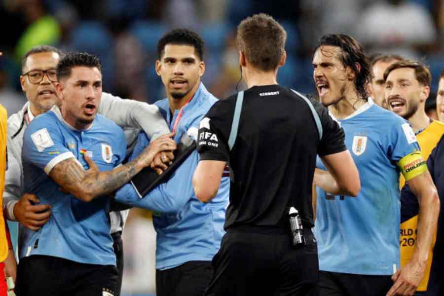 Uruguay footballers agitating against referee during Qatar World Cup