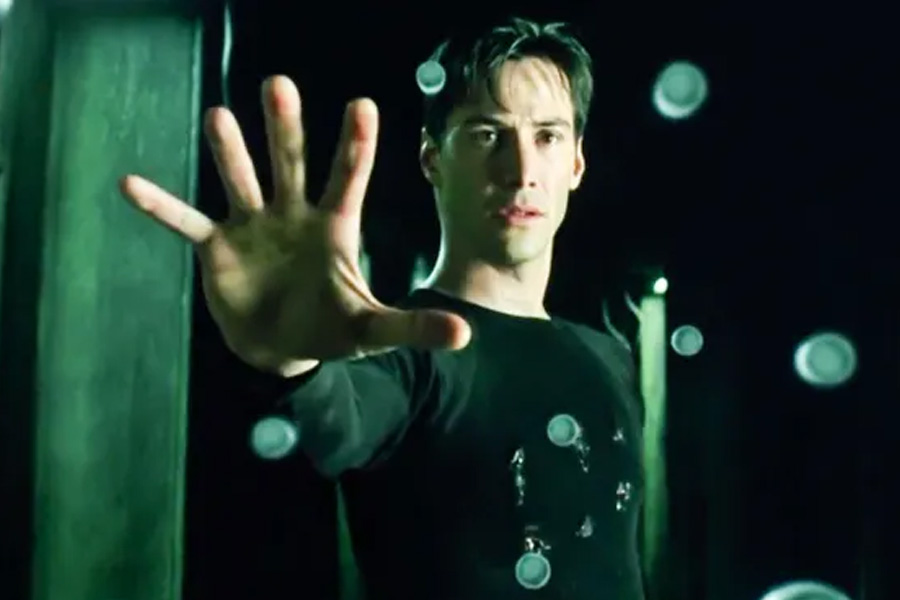 ওয়াচাউস্কি বোনেদের ওই ছবির মতো তবে কি আমরাও কোনও ‘অবাস্তব’ জগতে রয়েছি? যাকে নিয়ন্ত্রণ করছে কৃত্রিম বুদ্ধিমত্তাসম্পন্ন অসংখ্য মেশিন? মেশিনের হাতের পুতুল হিসাবেই কি নিত্যদিনের কাজকারবারে জড়াচ্ছি আমরা? ‘দ্য মেট্রিক্স’ ছবিমুক্তির দীর্ঘ দিন পরেও এ হেন নানা প্রশ্নের জবাব খুঁজছেন বিজ্ঞানীদের একাংশ।