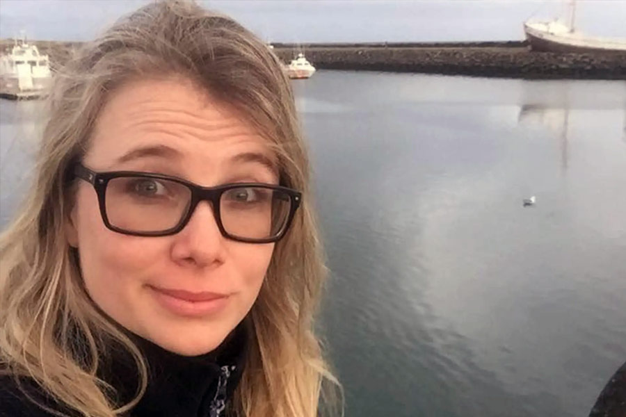 আমাদের আশপাশের জগৎ কি বাস্তব? না কি নিয়ো, মরফিয়াস অথবা ট্রিনিটিদের মতো আমরাও কোনও এক মেট্রিক্সে আটকে পড়েছি? ২০১৯ সালে সিলিকন ভ্যালির এক সংস্থার ৩৩ বছরের সিইও এরিন ভ্যালেন্টির রহস্যমৃত্যুর পর আবার এই প্রশ্নগুলি উঠছে।