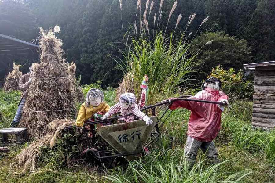 এই গ্রামে কাকতাড়ুয়ার সংখ্যা দু’শোরও বেশি। গ্রামবাসীদের মতো প্রতিটি কাকতাড়ুয়ার নাম, লিঙ্গ, বয়স নির্ধারণ করে রেজিস্ট্রিতে লিখে রাখা আছে।