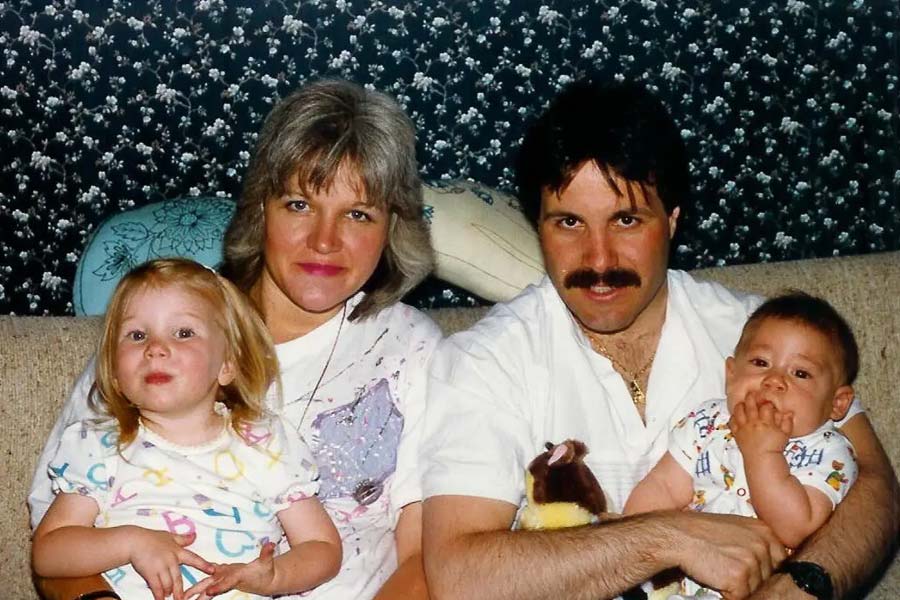 ২০১১ সালে হবু জীবনসঙ্গী হ্যারিসন ওয়াইনস্টাইনের সঙ্গে আলাপ হয় এরিনের। যদিও অনেকের দাবি, ১৮ বছর বয়স থেকেই হ্যারিসনের সঙ্গে সম্পর্ক ছিল তাঁর। পেশায় মনোবিদ হ্যারিসনের সঙ্গে মিলে ইউটার সল্ট লেক সিটিতে থাকতে শুরু করেন এরিন। সেখানে নিজেদের সংস্থাও খোলেন।