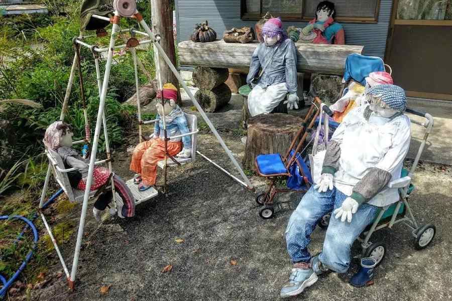 কিন্তু এই কাকতাড়ুয়াদের জীবদ্দশা ৩ বছরের বেশি নয়। ৩ বছর পার হয়ে গেলেই তাকে গ্রামের বাইরে সরিয়ে দেওয়া হয়। তার জায়গায় চলে আসে অন্য এক কাকতাড়ুয়া।