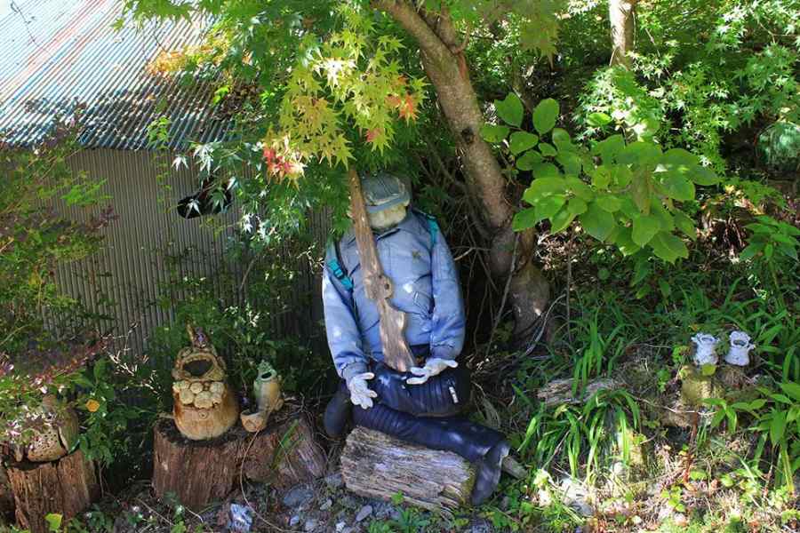 তবে জাপানে এমন এক ভুতুড়ে গ্রাম গড়ে ওঠার পিছনে এক মহিলার হাত রয়েছে। ওই মহিলার নাম সুকিমি আয়ানো। গ্রামের কাকতাড়ুয়াদের মা হিসাবে তিনি অধিক পরিচিত।