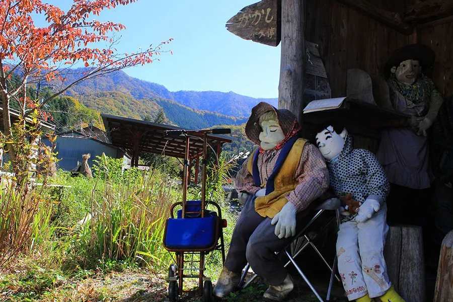 সুকিমির শৈশব কেটেছিল নাগোরো গ্রামে। পরিবহণের বিশেষ সুযোগ-সুবিধা ছিল না এই গ্রামে। বাস চলাচল করলেও তার সংখ্যা ছিল খুব কম। রেলস্টেশন যেতে হলেও কমপক্ষে ১ ঘণ্টা সময় লাগত।