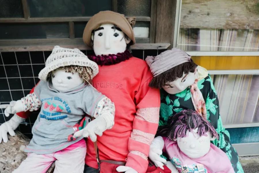 সিএনএন ট্রাভেলকে দেওয়া এক সাক্ষাৎকারে সুকিমি জানান, নাগোরো গ্রামে আগে ৩০০ জন গ্রামবাসী থাকতেন। কিন্তু তিনি যখন ফিরে এলেন, তখন গ্রামে মাত্র ২৭ জন ছিলেন।